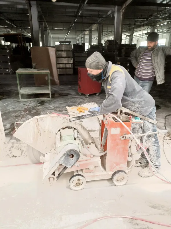 İç mekan şantiye ortamında yüzey çalışması ve kırıntı detayları