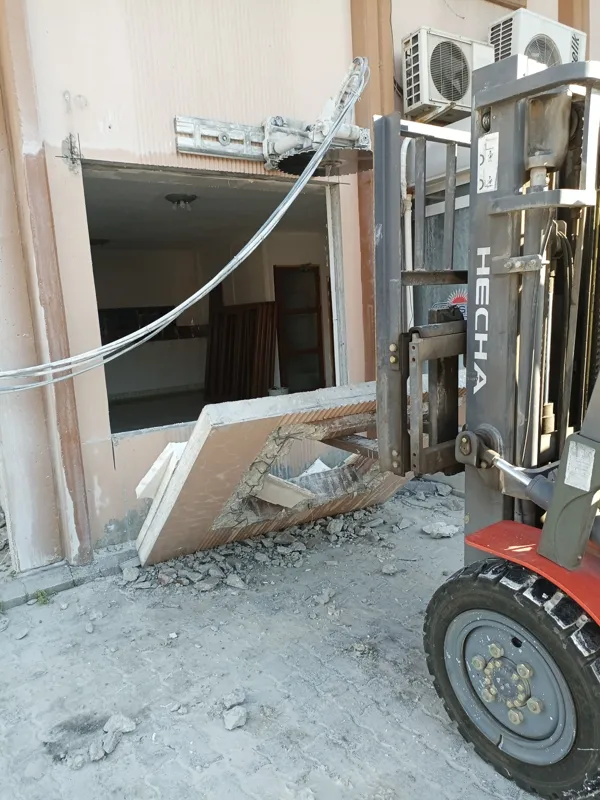 Güçlü elektrikli el kesicisi ile kontrollü kesim çalışması