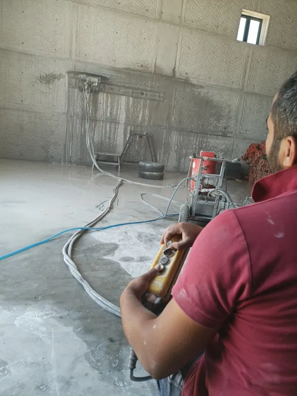 Beton yüzeyde kot ve hat kontrolü eşliğinde kesim hazırlığı