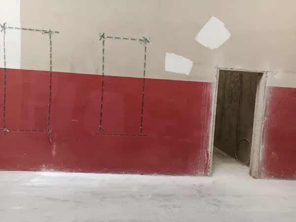 İç mekan bölme duvarında kapı ve tesisat geçiş açıklığı