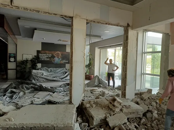 Beton yüzeyde kot ve hat kontrolü eşliğinde kesim hazırlığı