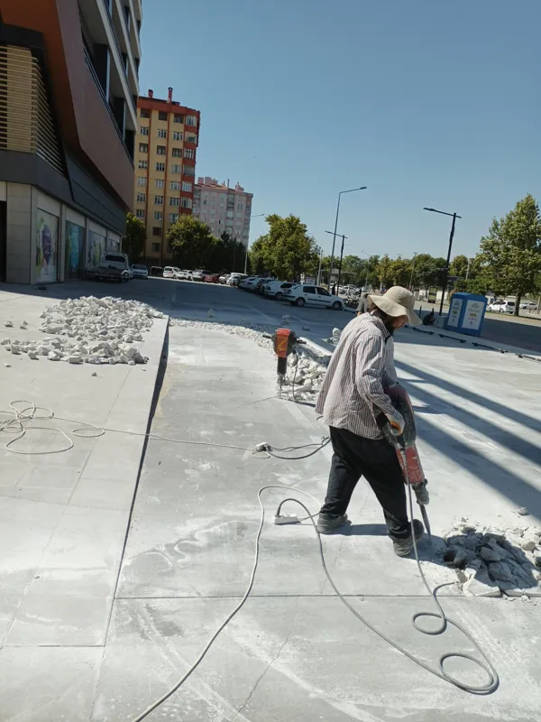 Açık alanda kırıcı aletlerle beton blok parçalama çalışması