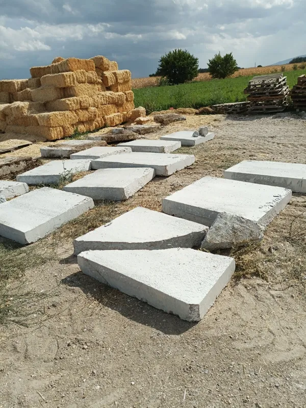 Şantiye açık sahasında kesilmiş beton bloklar ve malzeme alanı