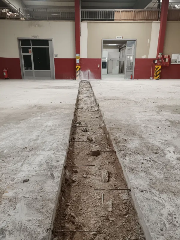 Beton zemin üzerinde hat boyunca kesim ve derin kazı çalışması