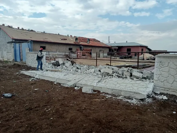 Saha çalışmasında zemin kesme operasyonu ve yüzey görünümü