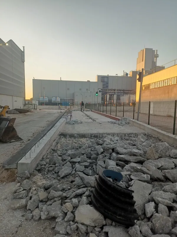 Betonarme kolon ve perde birleşiminde yapısal çalışma alanı