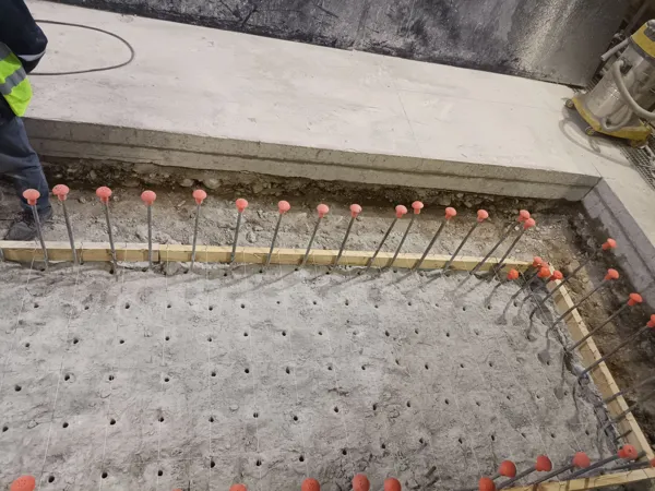 Betonarme yüzeyde kovan payandaları ve karot delme hazırlığı