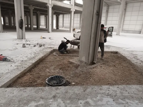 Açık alanda beton zemin kazısı ve altyapı kanal açma çalışması