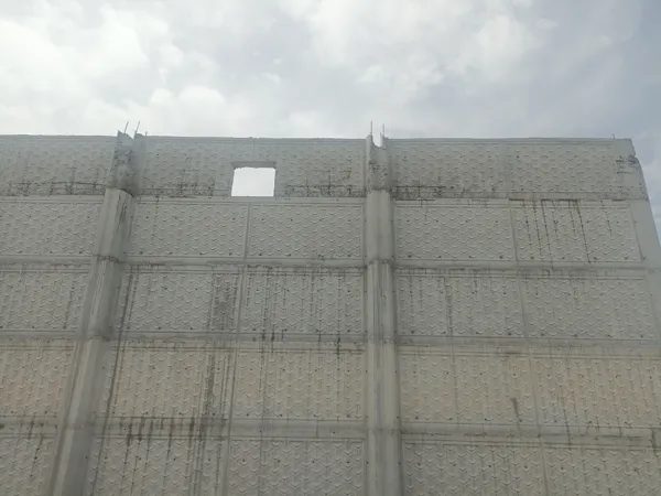 Açık alanda kırıcı aletlerle beton blok parçalama çalışması