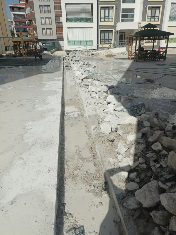 Şantiye sahasında hat boyunca beton kırma ve moloz temizliği